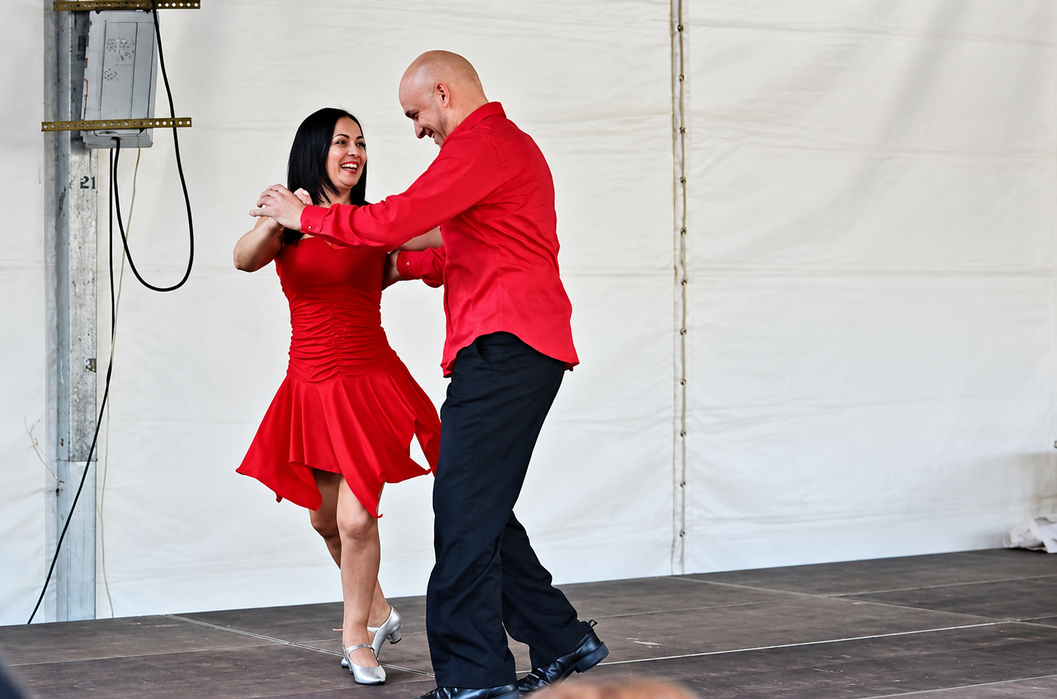 Fernando y una bailarina durante una actuación de baile